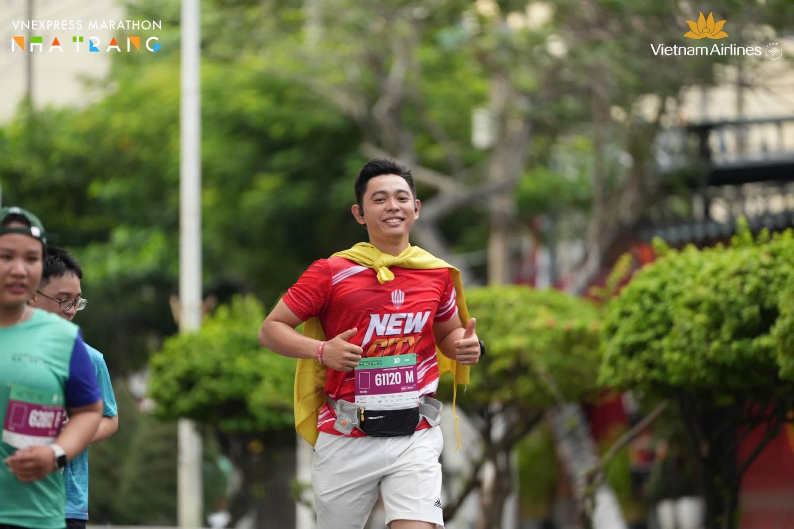 Hồng Ân trên đường chạy VnExpress Marathon Nha Trang 2026, áo đội New City