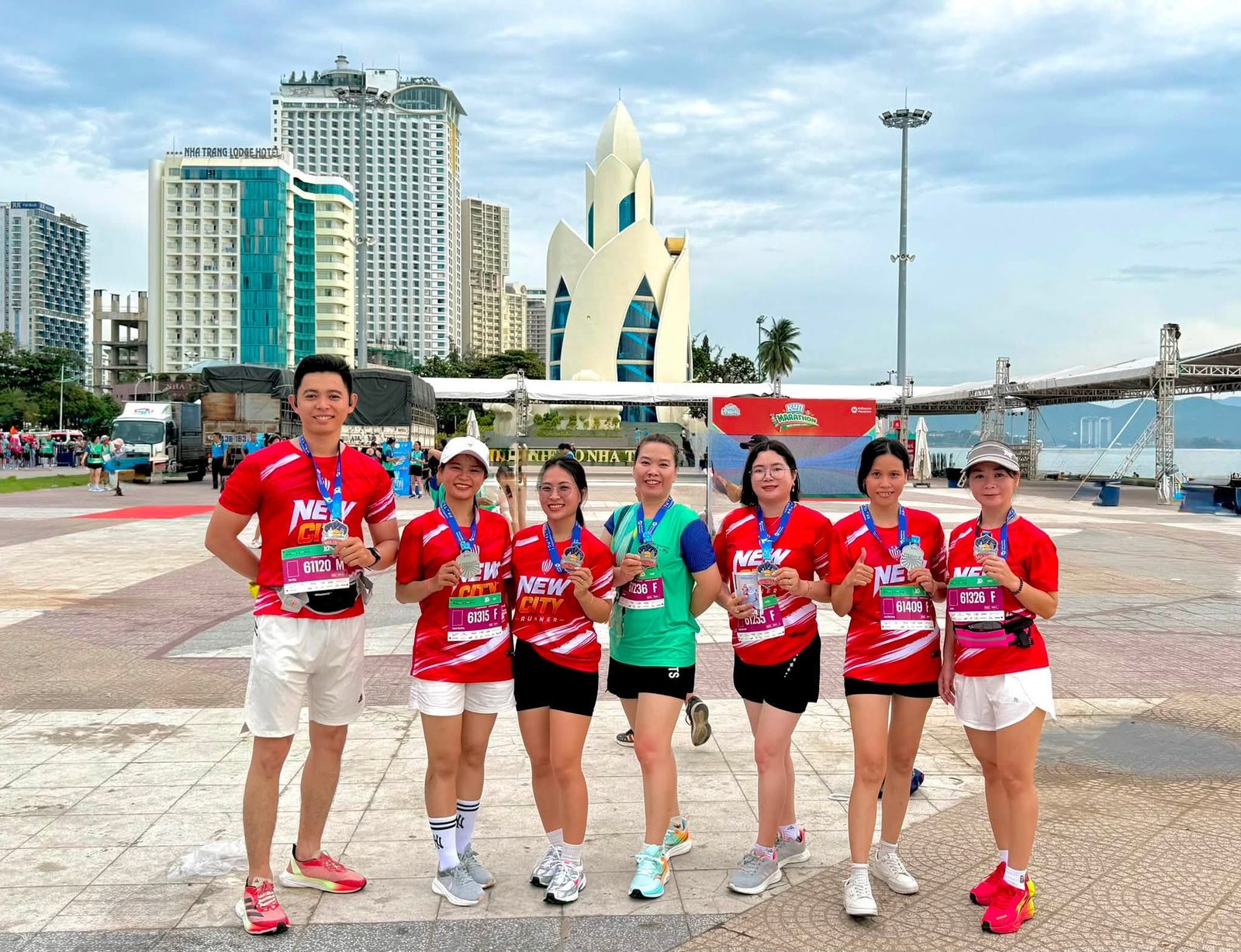 Hồng Ân cùng đồng nghiệp New City nhận huy chương VnExpress Marathon Nha Trang 2026 trước Tháp Trầm Hương