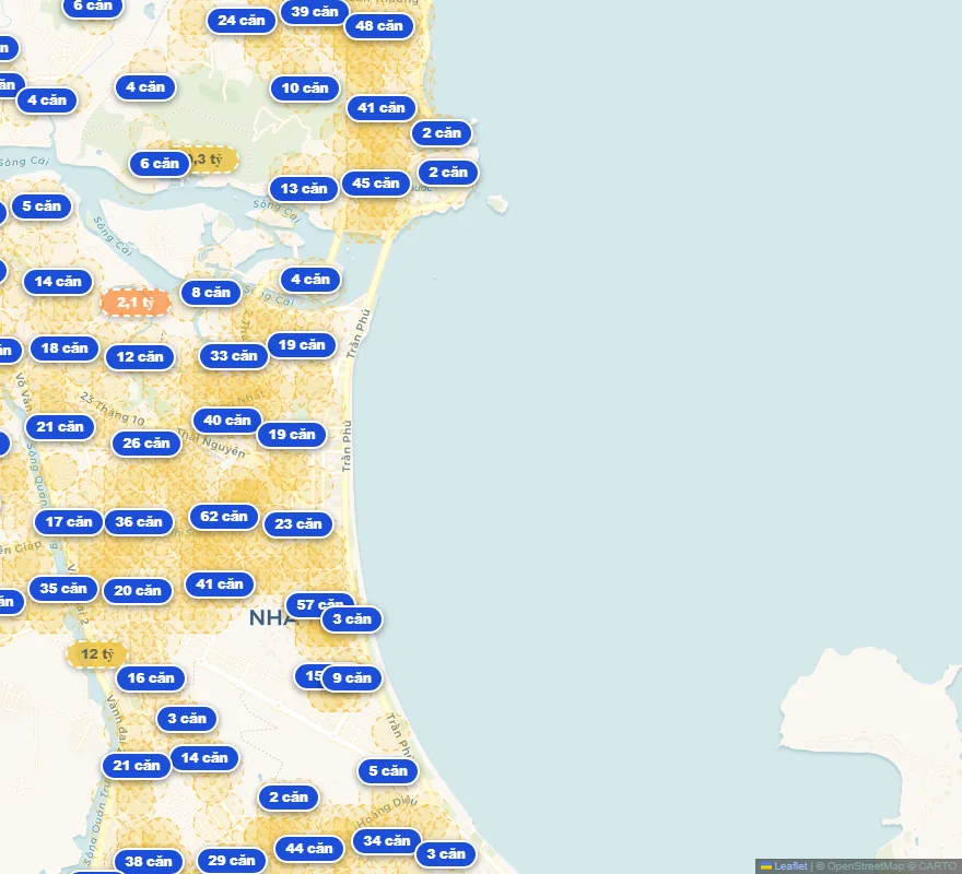 Ảnh chụp app bản đồ kho nhà phố Nha Trang — mỗi cụm ghim là số căn đang rao tại khu đó